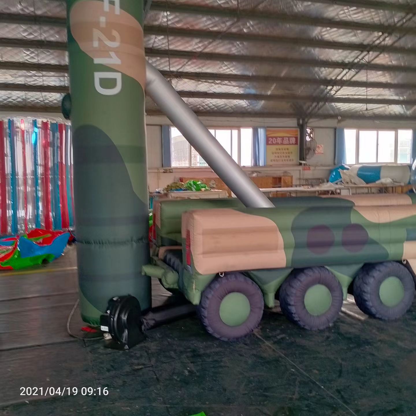 滨海军事演习中的充气目标车辆：模拟发射车雷达车坦克飞机